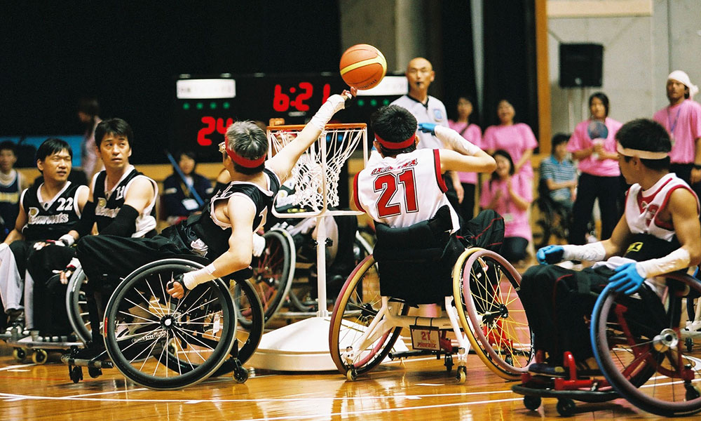 障がい者スポーツの車いすツインバスケット試合風景